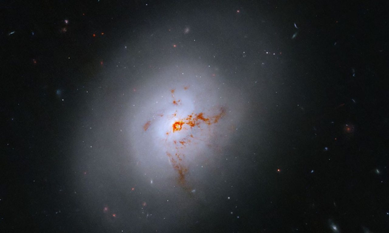 Hubble cattura la trasformazione cosmica di una galassia