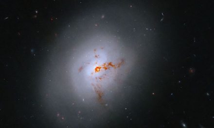 Hubble cattura la trasformazione cosmica di una galassia
