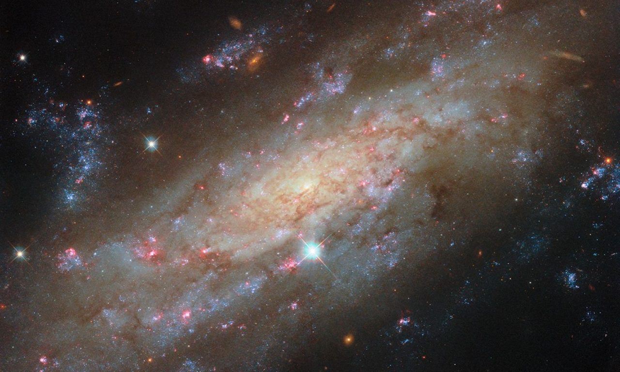Hubble scova una galassia a spirale ‘in viaggio’
