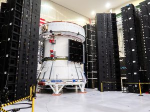 Il modulo di servizio di Orion per Artemis 3 è mostrato prima dei test acustici nell’Operations and Checkout Facility del Kennedy Space Center della Nasa, il 7 maggio 2026. Crediti: Nasa/Jess Ruffa