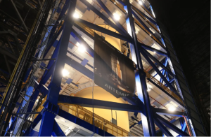 Il core stage di Artemis 3 si trova nella High Bay 2 del Vehicle Assembly Building del Kennedy Space Center della Nasa, con il serbatoio principale già collegato alla sezione motori, il 12 maggio 2026. Crediti: Nasa/Kim Shiflett