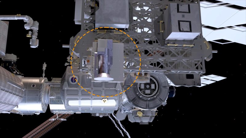 Lo strumento Awe, (all'interno del cerchio), montato all'esterno della Stazione Spaziale Internazionale (Crediti foto: Nasa)