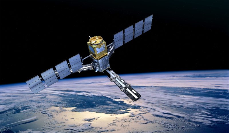 Il satellite Smos, lanciato a fine 2009 per misurare sia l'umidità del suolo che la salinità superficiale degli oceani. Si trova in orbita bassa eliocentrica e per le scansioni utilizza un radiometro a microonde che opera in banda L(Credit Esa/Aoes Medialab)