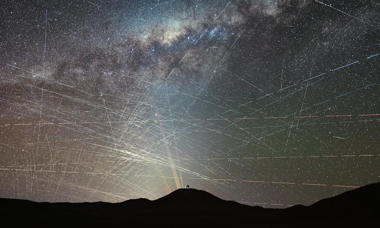 Cielo notturno sotto assedio