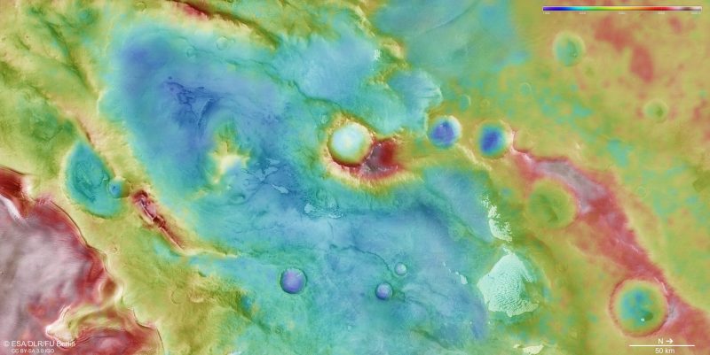 Una mappa topografica della regione di Thyles Rupes. Le parti colorate nelle tonalità blu o violacee sono quelle meno elevate. Al contrario, quelle rossastre fino a sfumare al marrone-bianco, sono le zone che raggiungono altitudini anche di 5000 metri, come descritto nella scala in alto a destra(Crediti: Esa/Dlr/Fu Berlin)