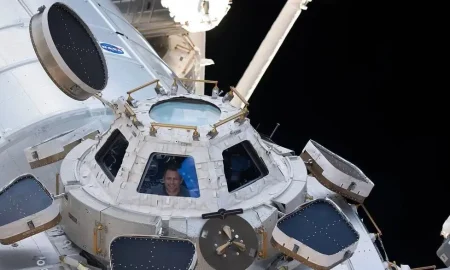 Capsula con vista sul pianeta Terra