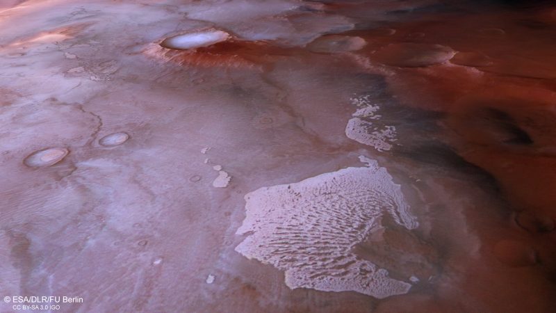 Ricostruzione tridimensionale delle immagini catturate con la fotocamera Hsrc del Mars Express. In primo piano, in basso, è ben visibile la zona delle dune (crediti Esa/Dlr/Fu Berlin)