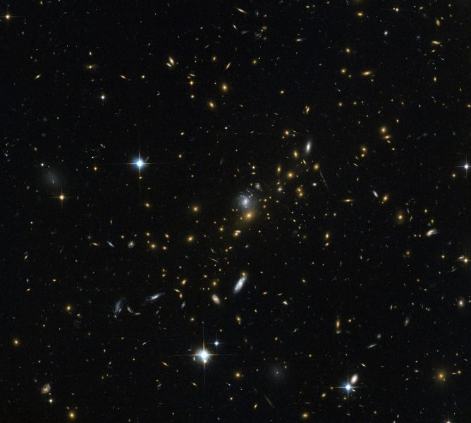 L'ammasso MACS J0454.1-0300 nella versione catturata dal telescopio spaziale Hubble nel marzo 2014. Rispetto a Webb, Hubble mostra meno galassie perché ha una minore sensibilità alle lunghezze d’onda infrarosse, dove viene osservata gran parte della luce delle galassie più lontane. (Crediti: Esa/Hubble e Nasa)