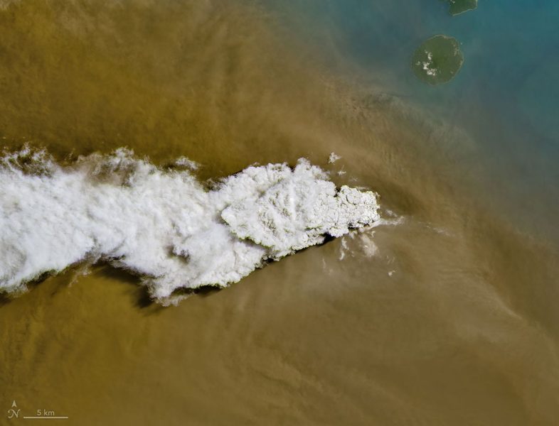 Il pennacchio emesso dal vulcano