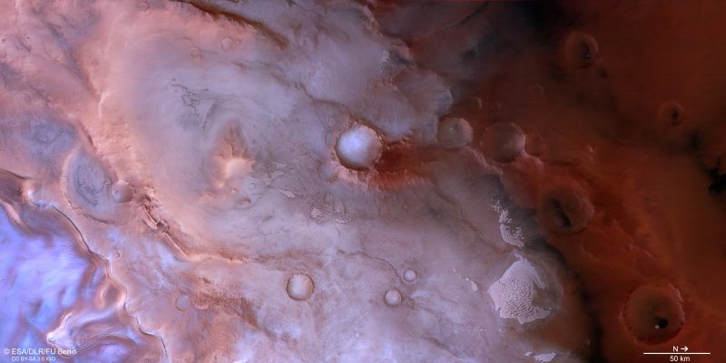 L'immagine delle colline di ghiaccio vicino al polo sud marziano, realizzata usando i dati raccolti dalla sonda Mars Express nel frebbraio scorso (Crediti: Esa/Dlr/Fu Berlin)