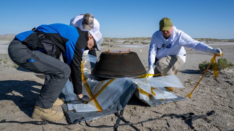 2023, deserto dell'Utah (Usa): una squadra recupera la capsula con dentro i campioni di roccia dell'asteroide Bennu, prelevati con la sonda Osiris-Rex(Crediti: Nasa/Keegan Barber/Reuters)