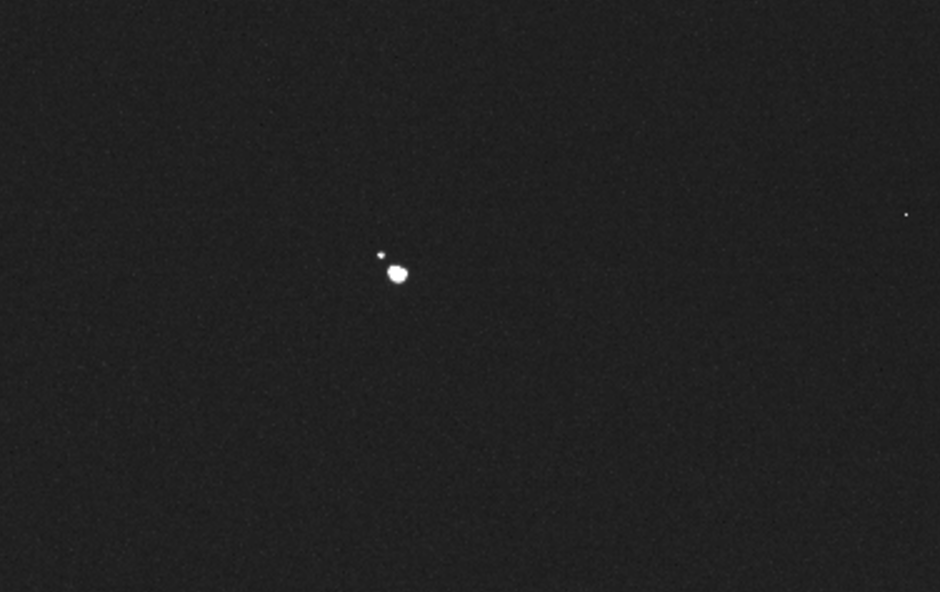 La prima immagine prodotta dalla sonda Hera in cui i due asteroidi del sistema Didymos si mostrano nitidamente separati. (Crediti: Esa)