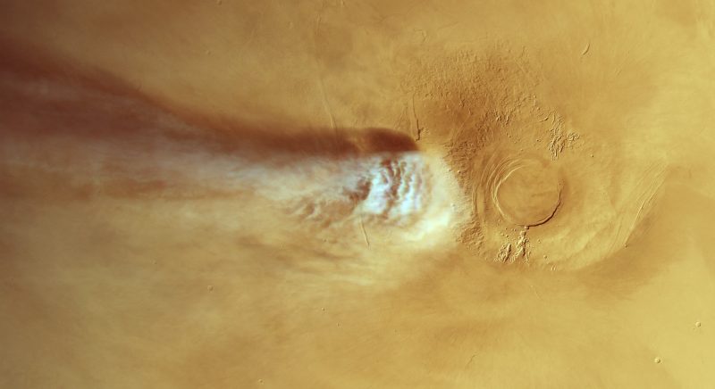 La grande nube ripresa con la fotocamera ad alta risoluzione della sonda Mars Express, il 24 giugno 2024. Il vulcano accanto è Arsia Mons, alto 20 chilometri(Credit: Esa/Dlr/Fu Berlin)
