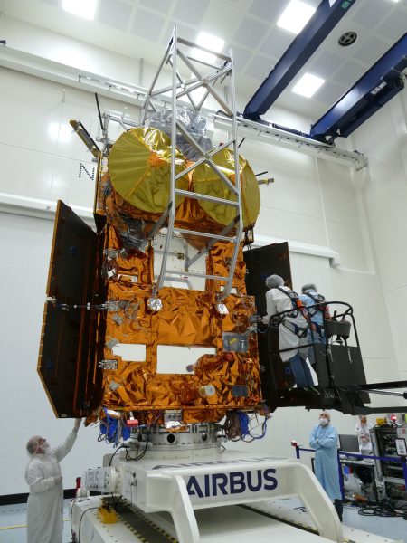 Una fase dei test di verifica del corretto dispiegamento dei pannelli solari del satellite Cristal, effettuati presso gli stabilimenti di Airbus in Germania (crediti: Airbus)
