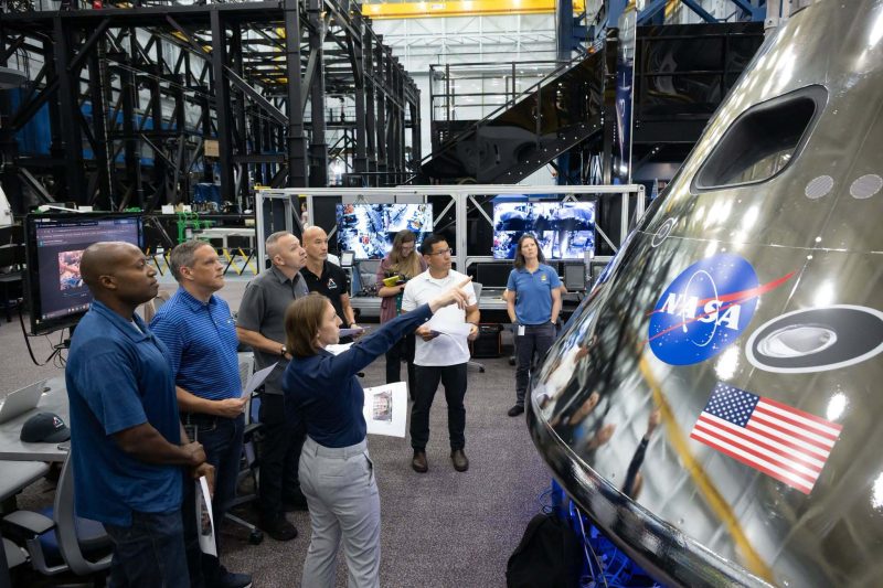 L'equipaggio di Artemis III al Johnson Space Center, davanti alla capsula Orion (crediti: Nasa NASA / Bill Stafford)
