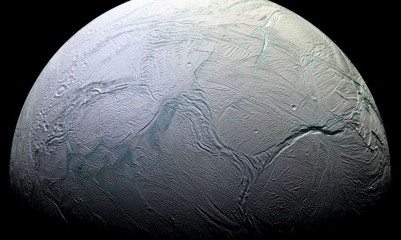 Encelado, quanto è davvero ostile?